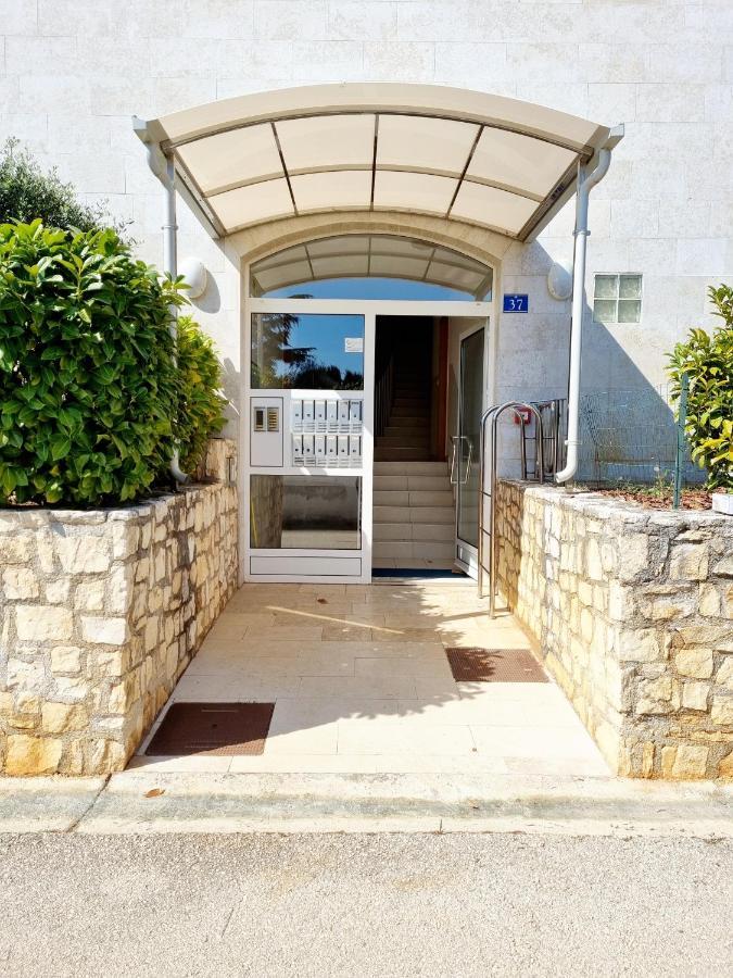 Sea View App Mirta Apartment Umag Bagian luar foto